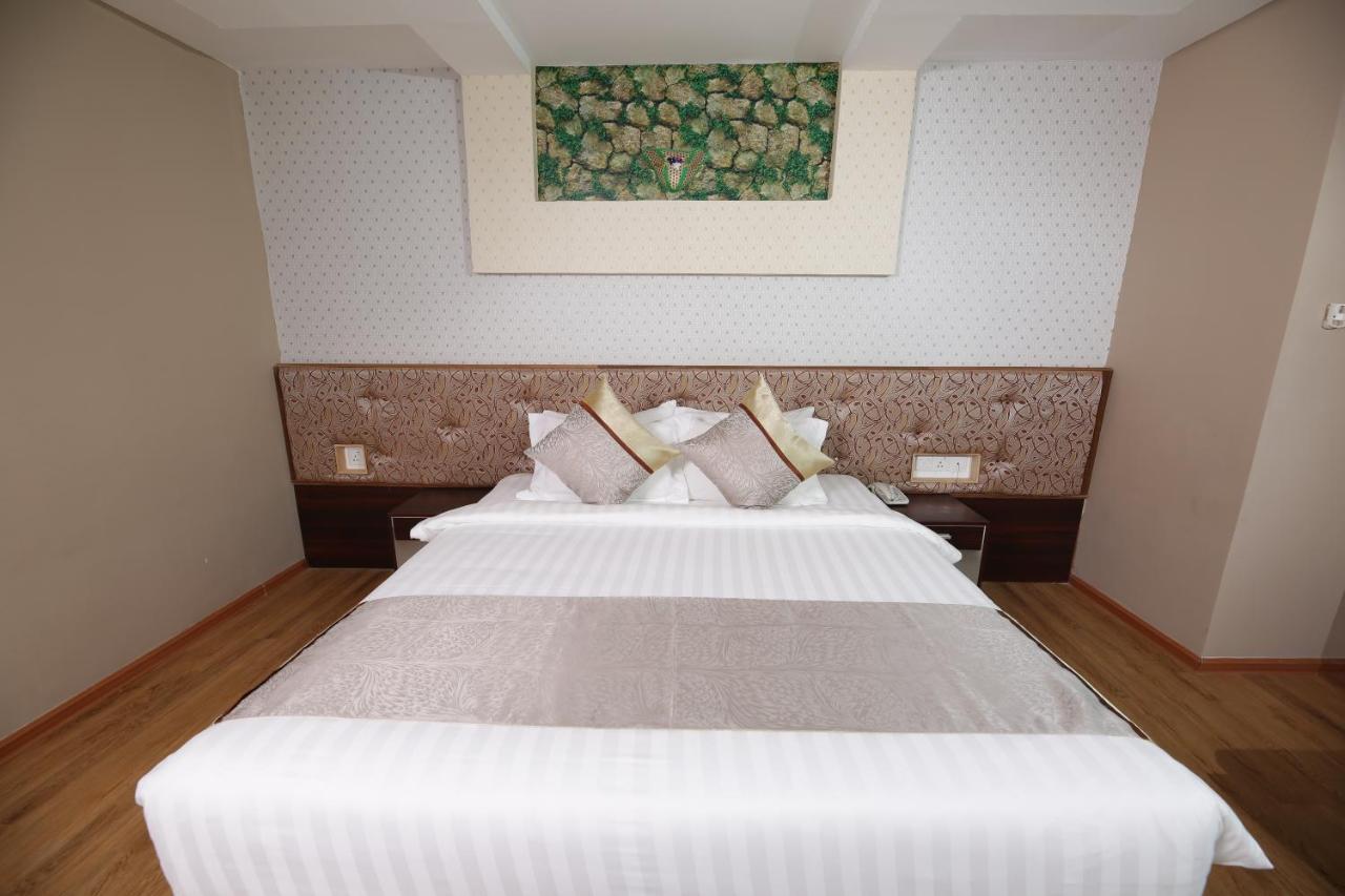 H Plus Hotel Янгон Экстерьер фото