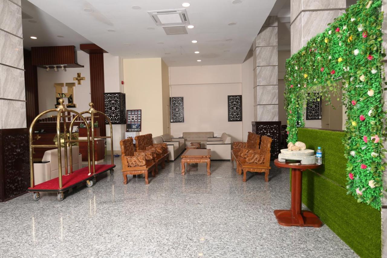 H Plus Hotel Янгон Экстерьер фото